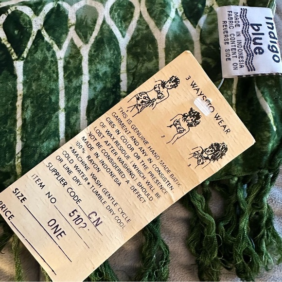 NWT beautiful Green Floral Indigo Blue Scarf - Picture 2 of 5